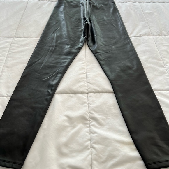 Abercrombie and Fitch Pleather Leggings Size Small - Picture 2 of 3